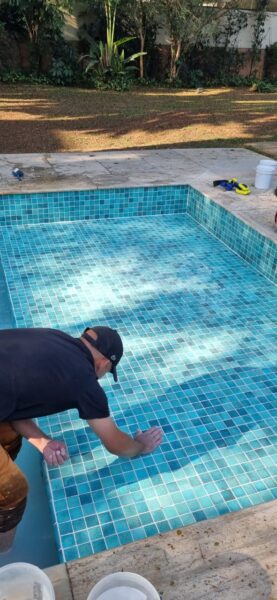 aplicação manual de rejunte nos azulejos
