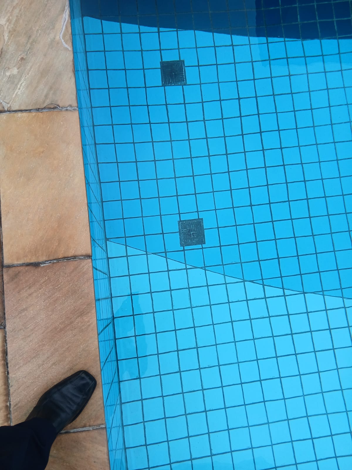 Instalação de tampas de ralos anti-sucção